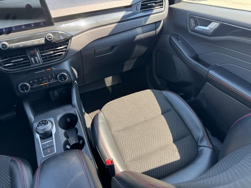 Ford Escape Vehicle Full-screen Gallery Image 15