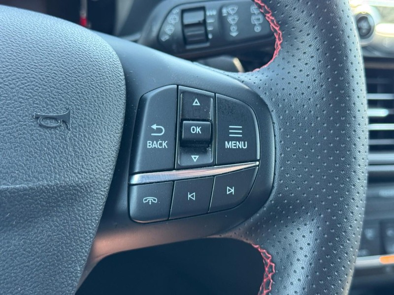 Ford Escape Vehicle Full-screen Gallery Image 17