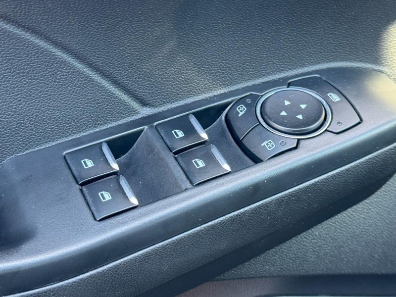 Ford Escape Vehicle Full-screen Gallery Image 22
