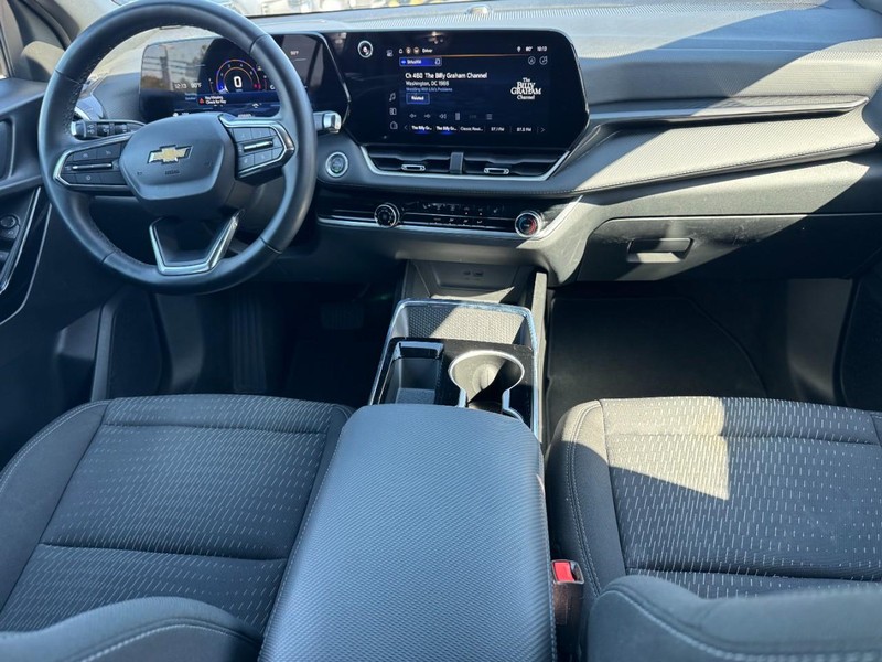 Chevrolet Equinox Vehicle Full-screen Gallery Image 11