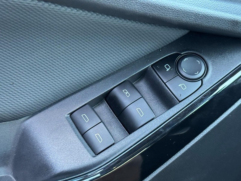 Chevrolet Equinox Vehicle Full-screen Gallery Image 38