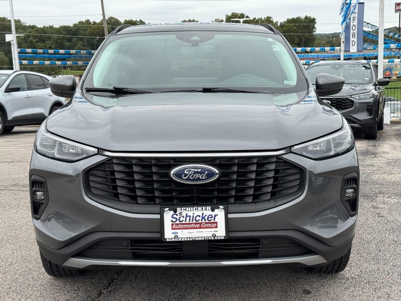 Ford Escape Vehicle Full-screen Gallery Image 09