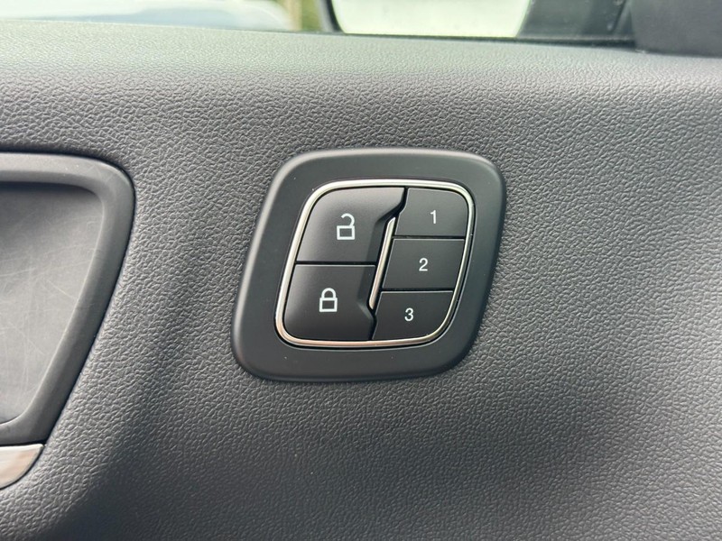 Ford Escape Vehicle Full-screen Gallery Image 16