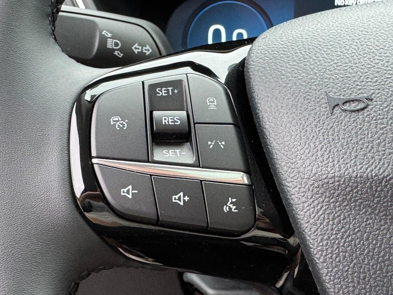Ford Escape Vehicle Full-screen Gallery Image 17