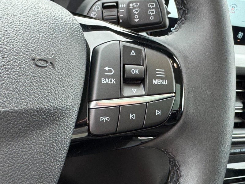Ford Escape Vehicle Full-screen Gallery Image 18