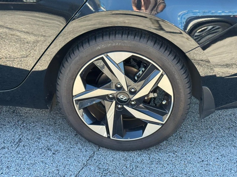 Hyundai Elantra Vehicle Full-screen Gallery Image 07