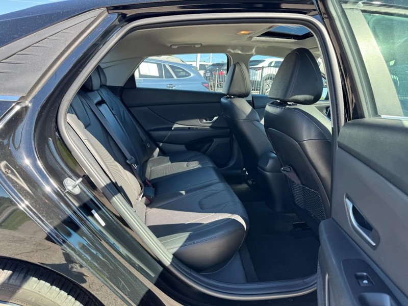Hyundai Elantra Vehicle Full-screen Gallery Image 10