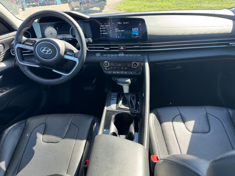 Hyundai Elantra Vehicle Full-screen Gallery Image 11