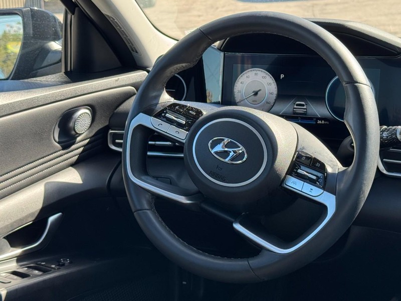 Hyundai Elantra Vehicle Full-screen Gallery Image 12