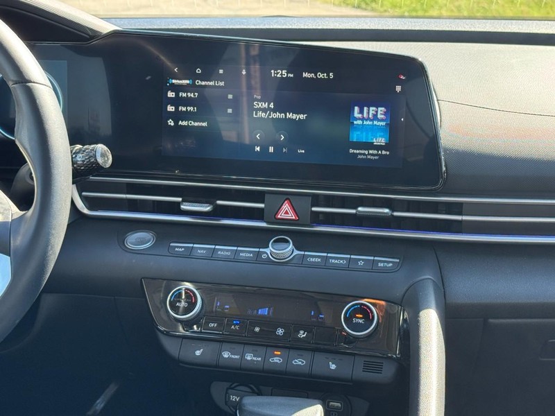 Hyundai Elantra Vehicle Full-screen Gallery Image 13