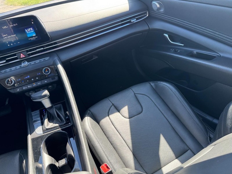 Hyundai Elantra Vehicle Full-screen Gallery Image 15