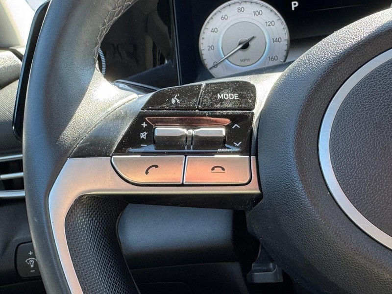 Hyundai Elantra Vehicle Full-screen Gallery Image 16