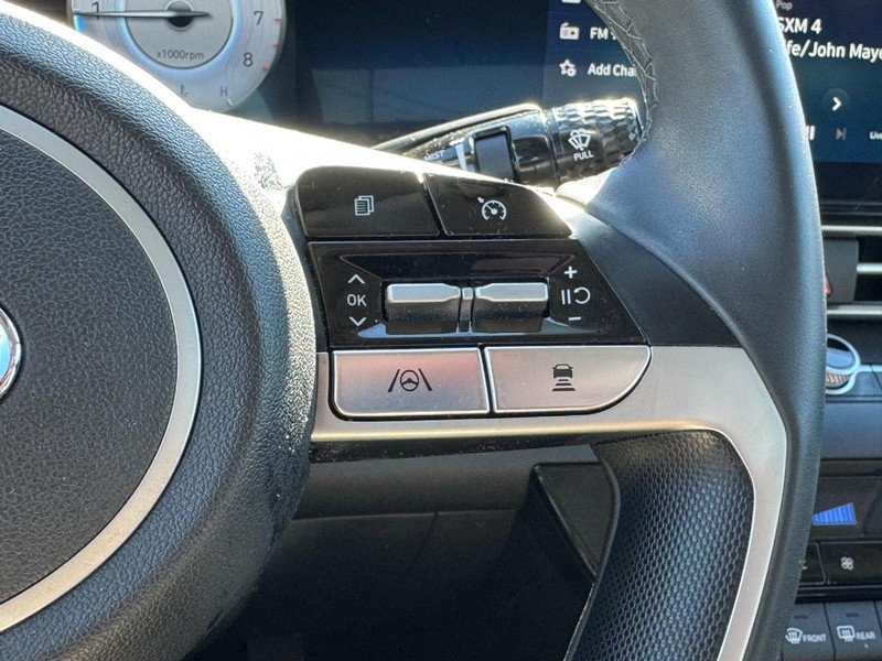Hyundai Elantra Vehicle Full-screen Gallery Image 17