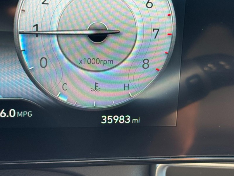 Hyundai Elantra Vehicle Full-screen Gallery Image 18