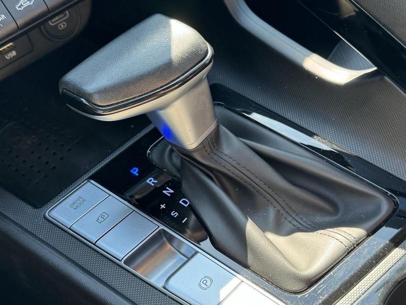 Hyundai Elantra Vehicle Full-screen Gallery Image 19