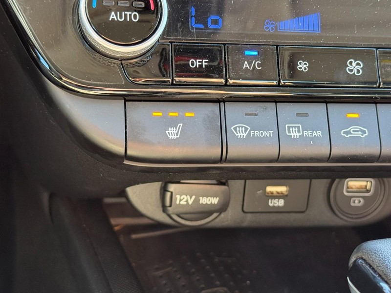 Hyundai Elantra Vehicle Full-screen Gallery Image 20