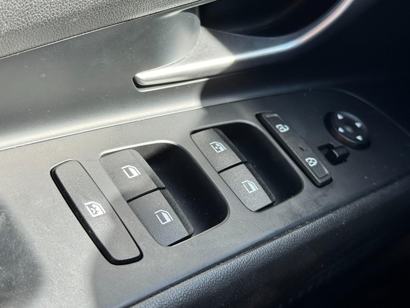 Hyundai Elantra Vehicle Full-screen Gallery Image 23