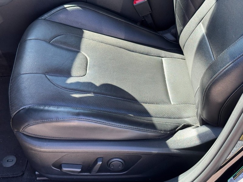 Hyundai Elantra Vehicle Full-screen Gallery Image 24
