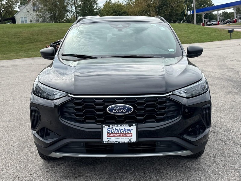 Ford Escape Vehicle Full-screen Gallery Image 09