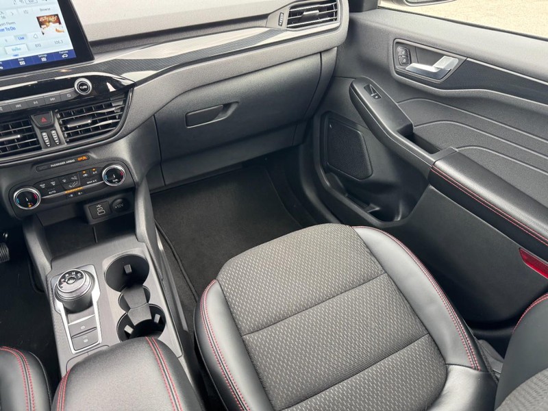 Ford Escape Vehicle Full-screen Gallery Image 15