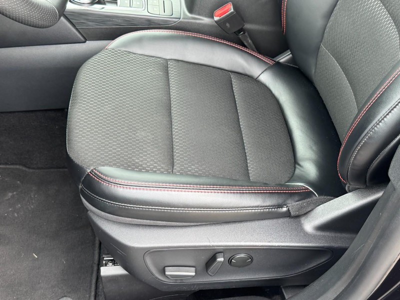 Ford Escape Vehicle Full-screen Gallery Image 23