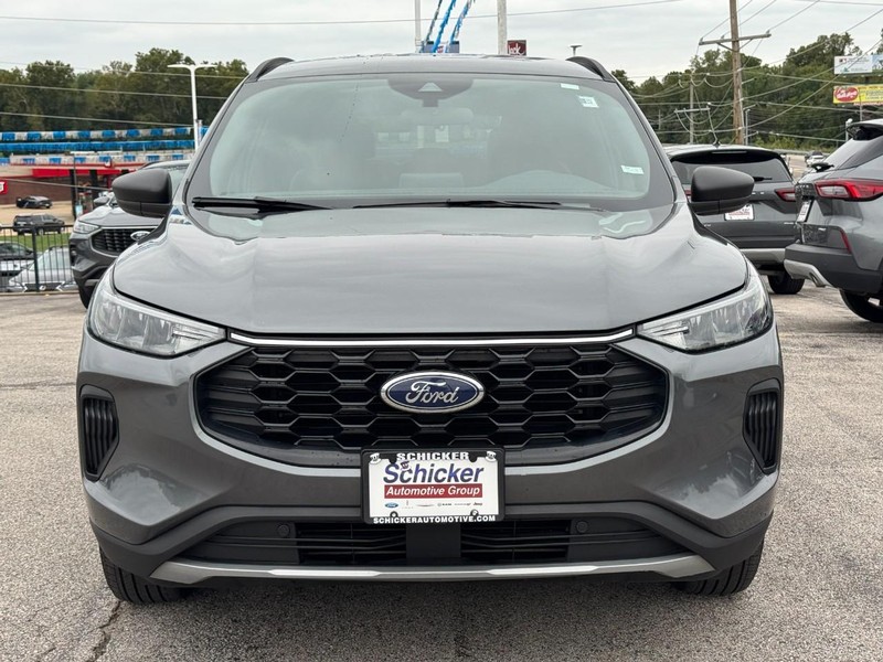Ford Escape Vehicle Full-screen Gallery Image 09