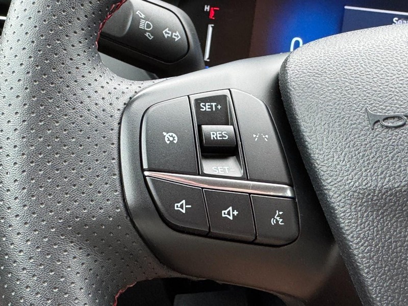 Ford Escape Vehicle Full-screen Gallery Image 16