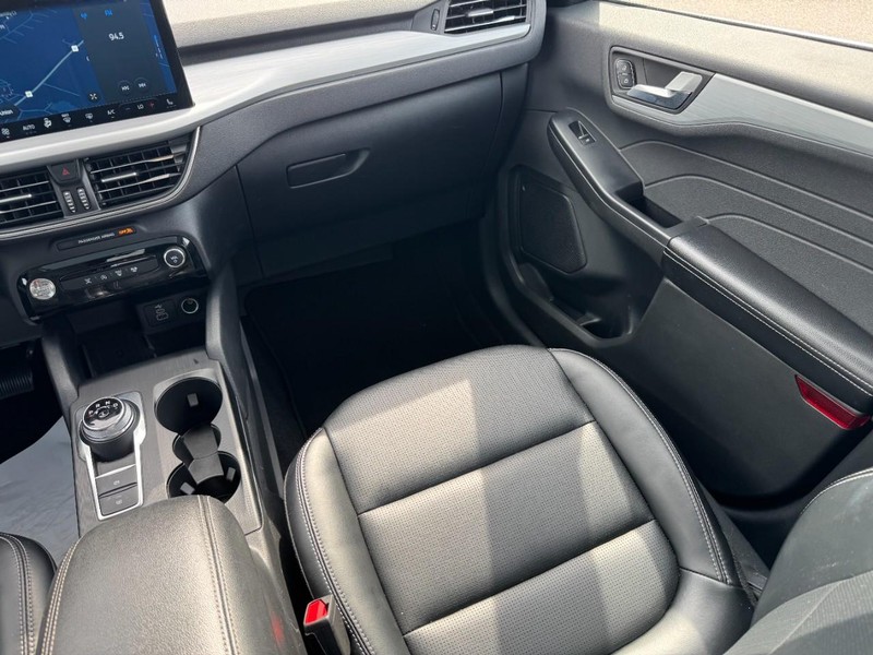 Ford Escape Vehicle Full-screen Gallery Image 15