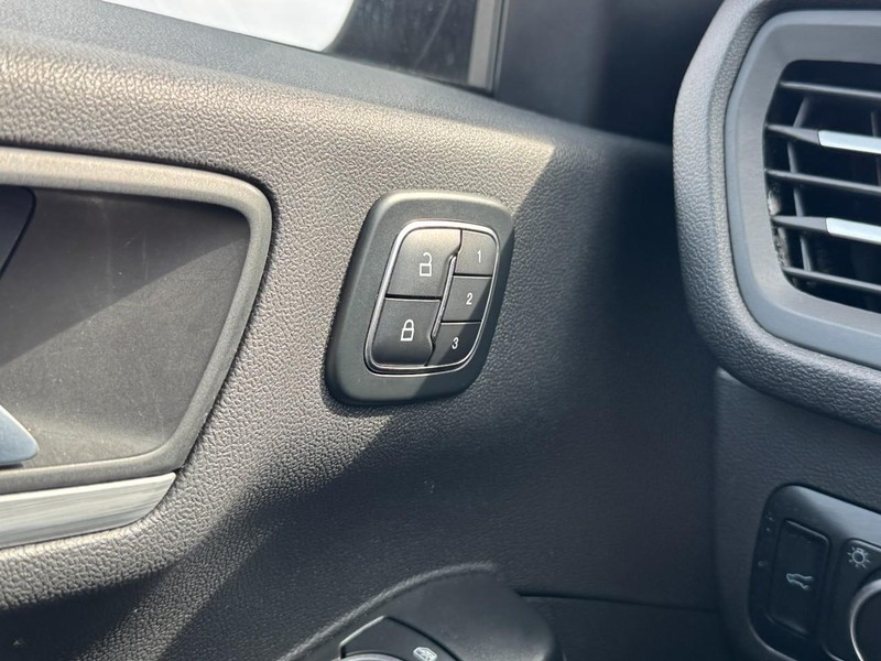 Ford Escape Vehicle Full-screen Gallery Image 16