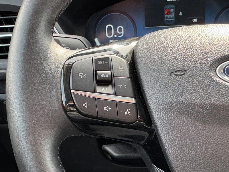 Ford Escape Vehicle Full-screen Gallery Image 17
