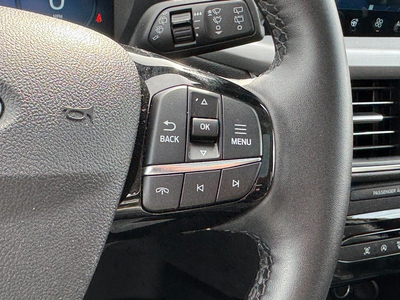 Ford Escape Vehicle Full-screen Gallery Image 18