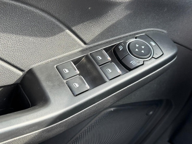 Ford Escape Vehicle Full-screen Gallery Image 25
