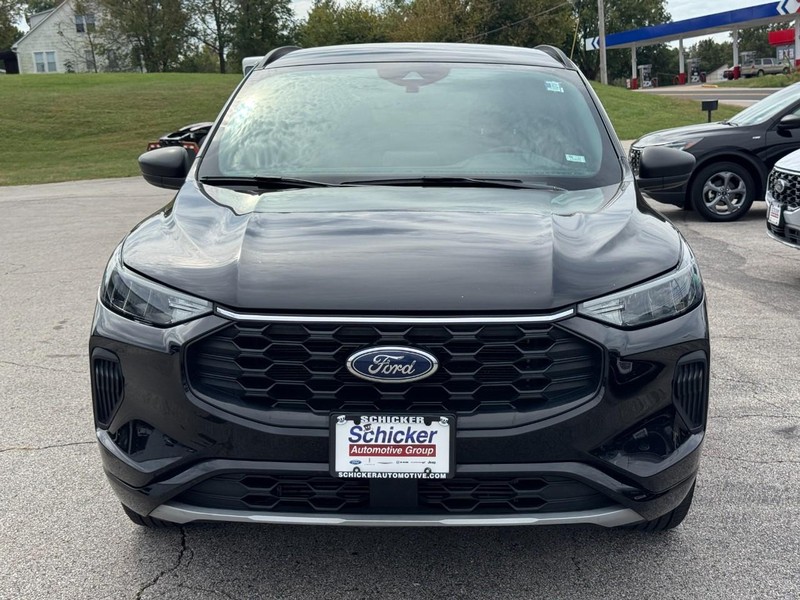 Ford Escape Vehicle Full-screen Gallery Image 09