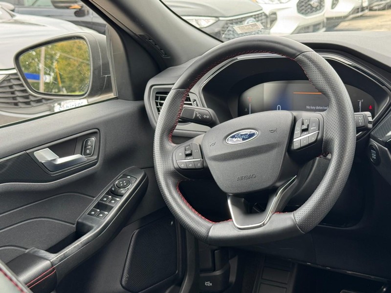 Ford Escape Vehicle Full-screen Gallery Image 12