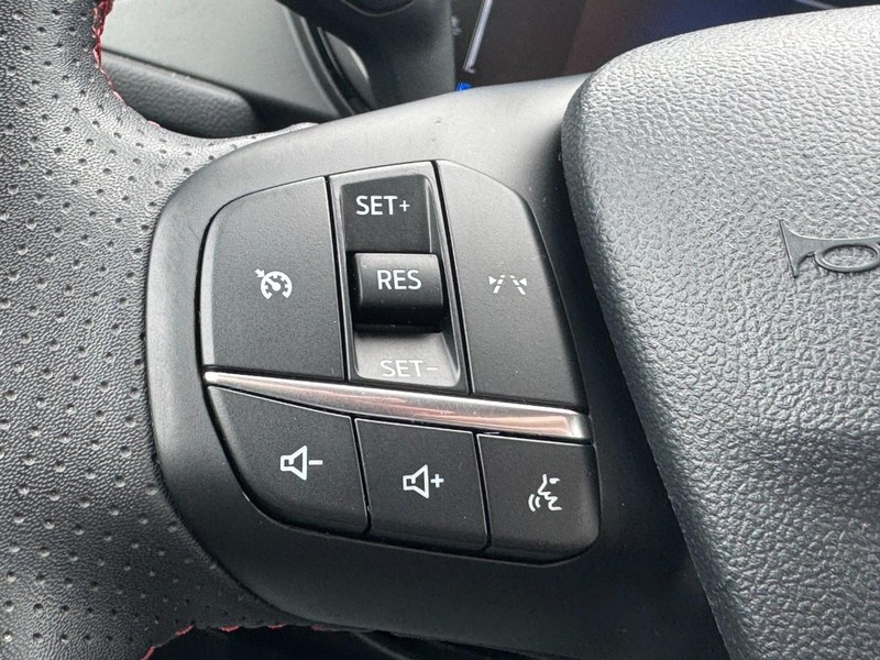 Ford Escape Vehicle Full-screen Gallery Image 16