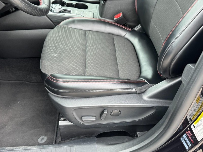Ford Escape Vehicle Full-screen Gallery Image 23