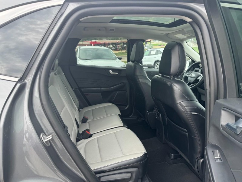 Ford Escape Vehicle Full-screen Gallery Image 10