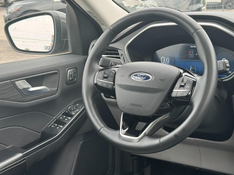 Ford Escape Vehicle Full-screen Gallery Image 12