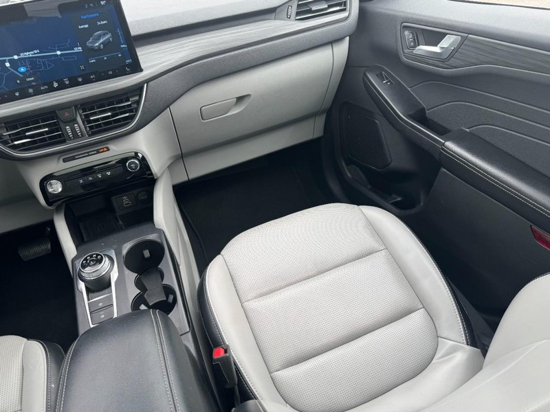 Ford Escape Vehicle Full-screen Gallery Image 15