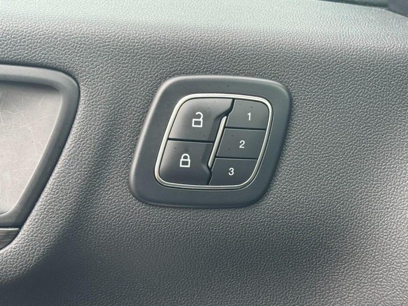 Ford Escape Vehicle Full-screen Gallery Image 16