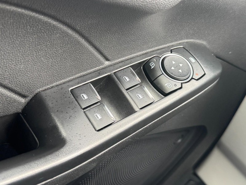 Ford Escape Vehicle Full-screen Gallery Image 24