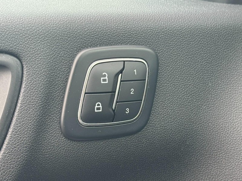 Ford Escape Vehicle Full-screen Gallery Image 16