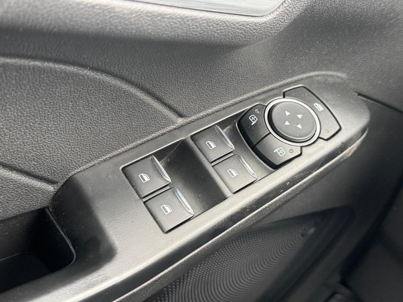 Ford Escape Vehicle Full-screen Gallery Image 24