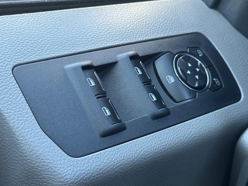 Ford F-150 Vehicle Full-screen Gallery Image 21