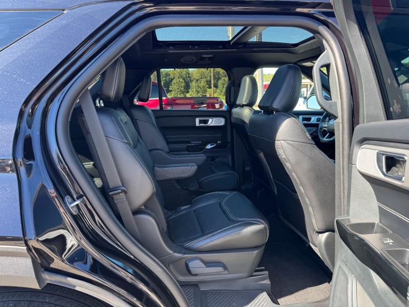 Ford Explorer Vehicle Full-screen Gallery Image 10