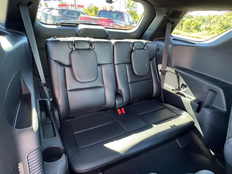Ford Explorer Vehicle Full-screen Gallery Image 11