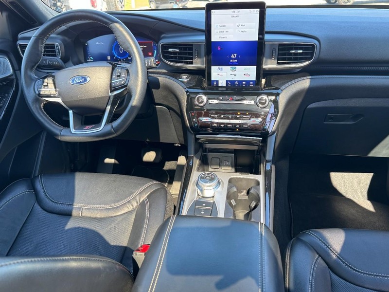 Ford Explorer Vehicle Full-screen Gallery Image 12