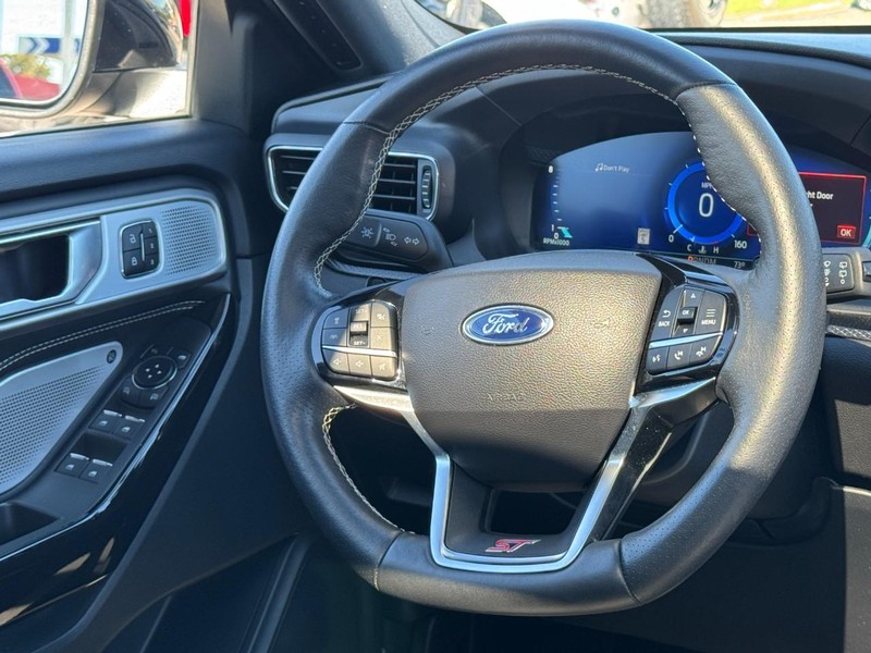 Ford Explorer Vehicle Full-screen Gallery Image 13
