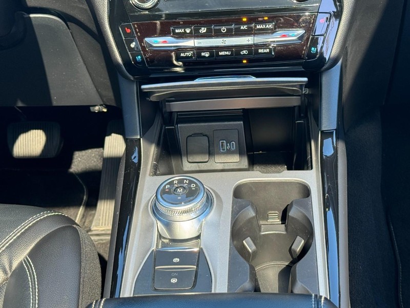 Ford Explorer Vehicle Full-screen Gallery Image 15