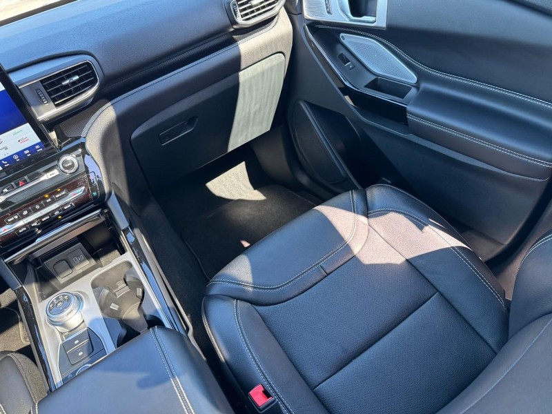 Ford Explorer Vehicle Full-screen Gallery Image 16